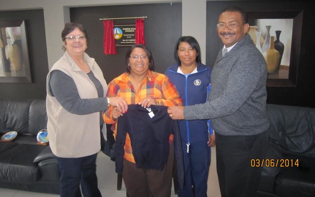 Gansbaai Lionsklub se skooltruie vir Gansbaai Primêr, met vlnr Ivy van Huyssteen, Ellen Dunston, Carmen Hans en Tommy Volkwyn